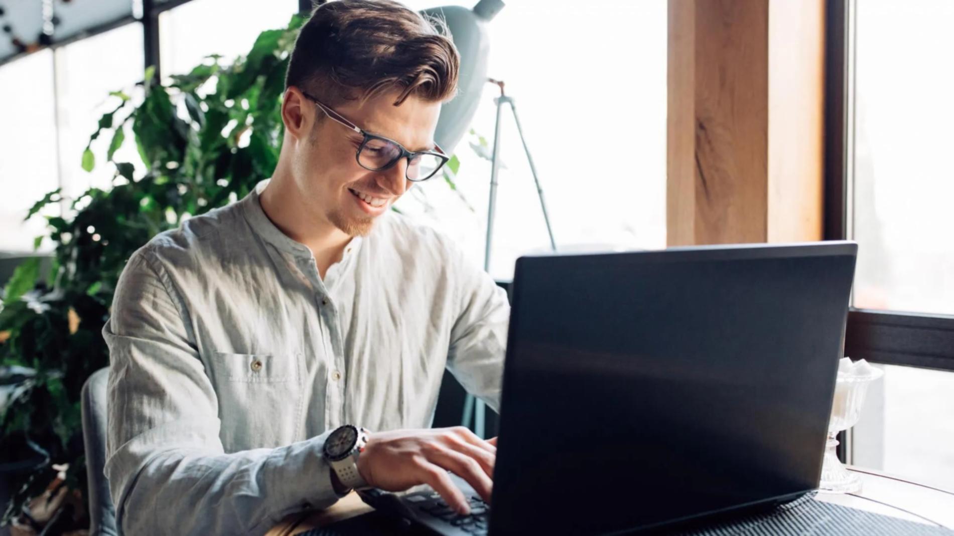 Teilnehmer während interaktivem Online-Kurs für Geschäftsprozesse